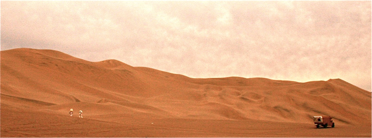 Simulation d’une opération scientifique dans un champ de dunes pendant une sortie extra-véhiculaire avec combinaisons spatiales. 