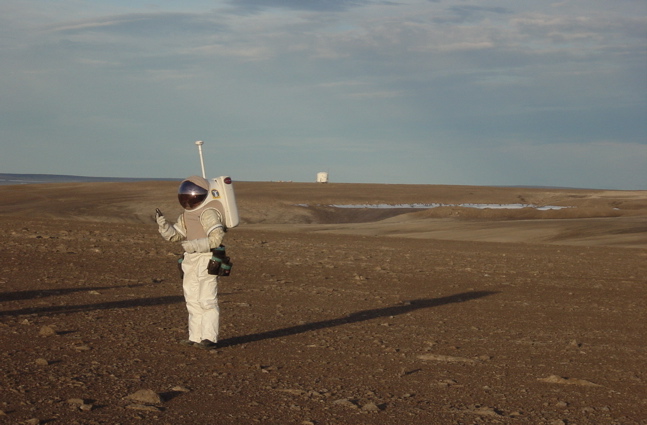 Le Dr Jeff Jones testant une combinaison spatiale destinée à l’exploration de Mars. 