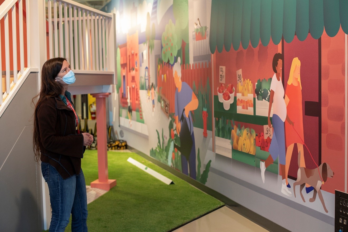 Des murales colorées aux dessins inclusifs illustrent le cosmopolitisme de la ville de Montréal. Photo : Laura Martinez.