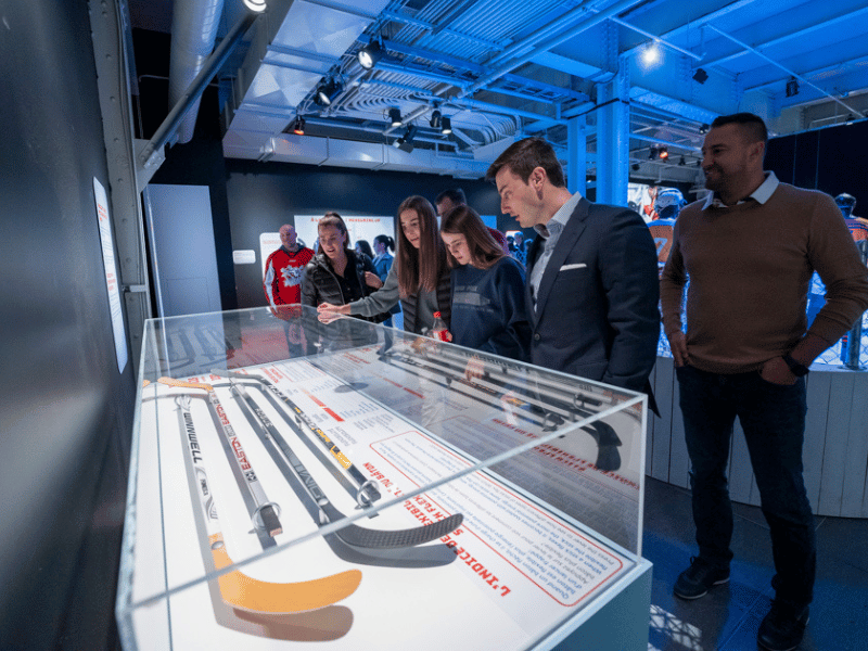bâtons de hockey montrés à l’exposition hockey plus rapide que jamais au centre des sciences Montréal