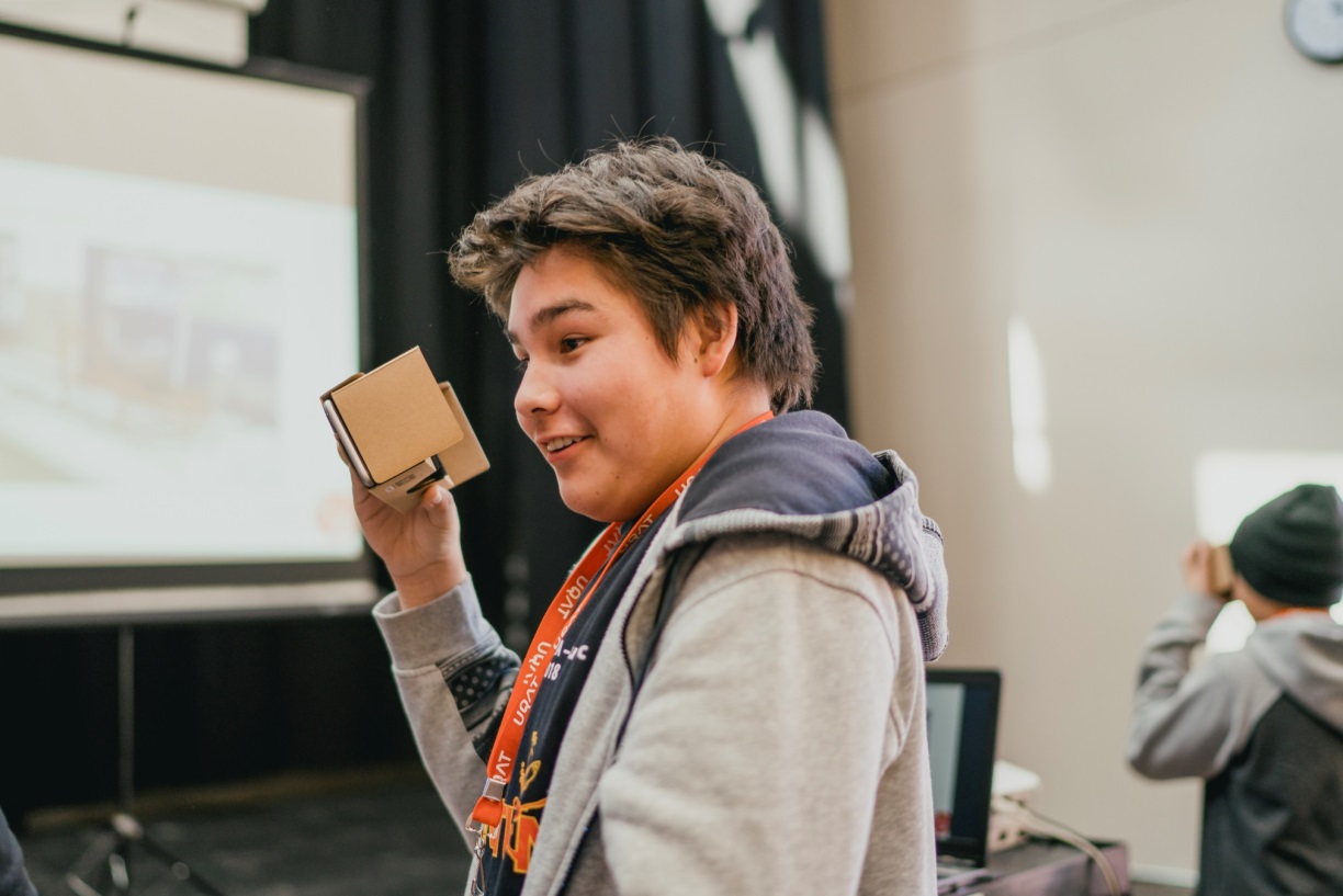 Ici, un jeune participant expérimentant la version portative d’une vidéo de traîneaux à chiens en réalité virtuelle 3600, présentée dans l’exposition Génie autochtone, des inventions toujours actuelles au Centre des sciences de  Montréal