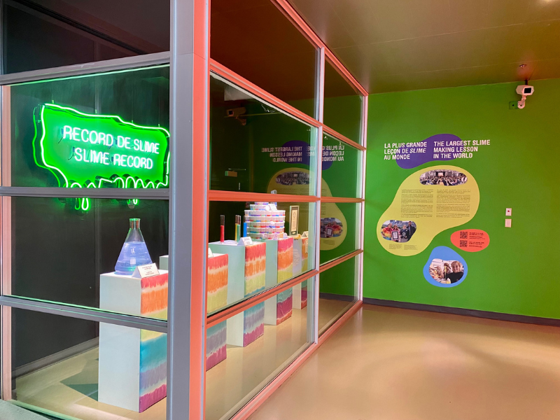 Nouvelle vitrine où sont exposés le certificat de notre Guinness World RecordsTM ainsi que l’une des deux recettes réalisées pendant le record!