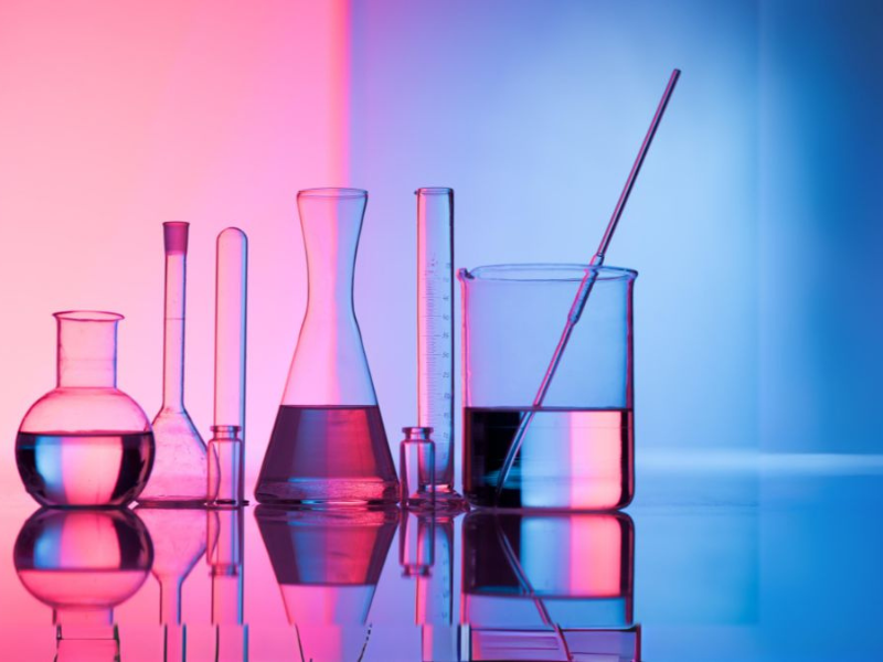 vec des tubes et flacons pour illustrer l'article sur les 10 découvertes scientifiques 