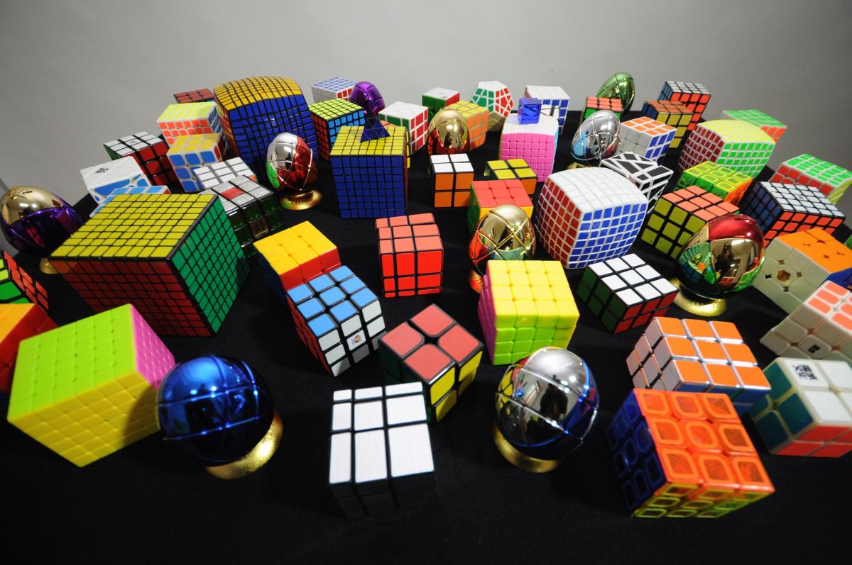 Voici Ernő Rubik, l'inventeur du Rubik's cube