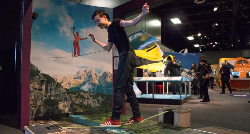 activité slackline a l exposition au dela des limites humaines du Centre des sciences de Montreal