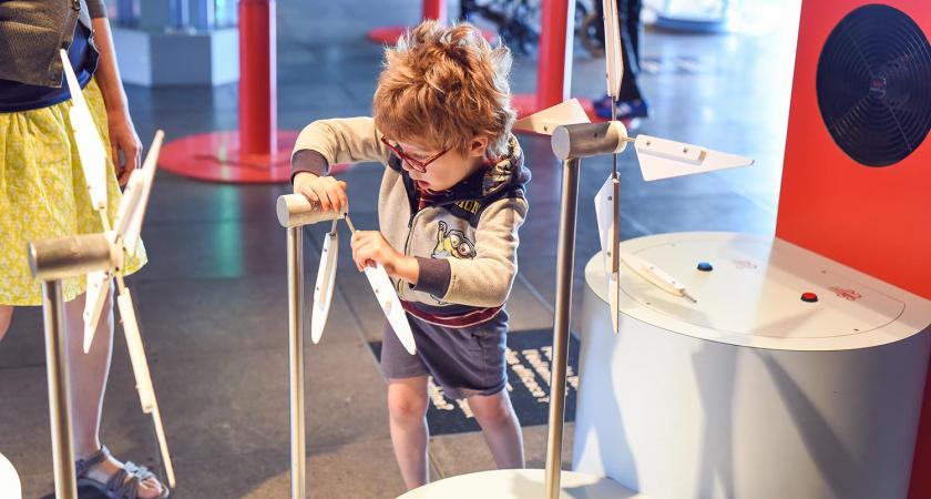 jeune à besoin particulier jouant au centre des sciences de montreal pendant les matinees apaisées.