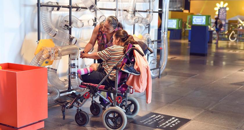 jeune handicapée jouant au centre des sciences de montreal pendant les matinees apaisées.