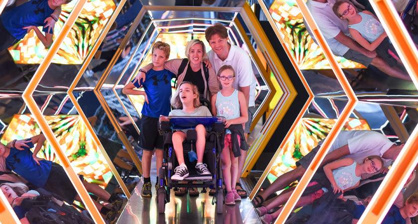 famille d'un jeune à besoin particulier jouant au centre des sciences de montreal pendant les matinees apaisées.