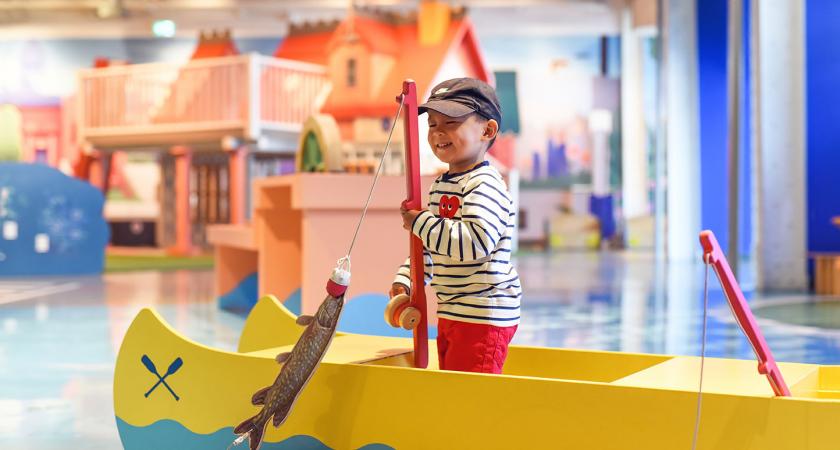 jeune à besoin particulier jouant au centre des sciences de montreal pendant les matinees apaisées.