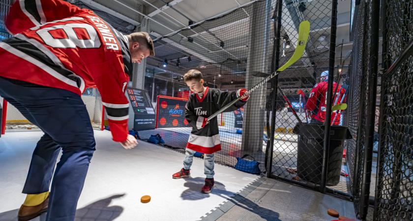 famille à l' exposition hockey plus vite que jamais au centre des sciences de montreal