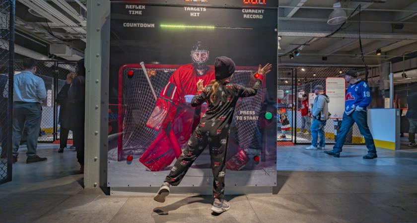 famille à l' exposition hockey plus vite que jamais au centre des sciences de montreal