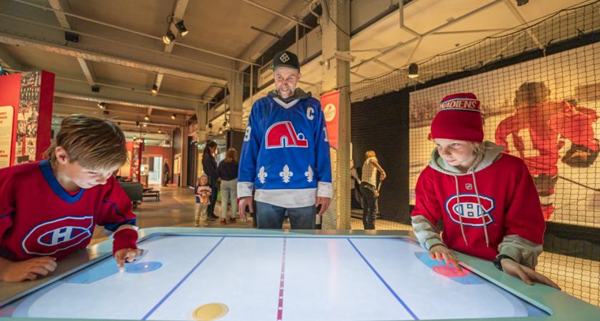 famille à l' exposition hockey plus vite que jamais au centre des sciences de montreal