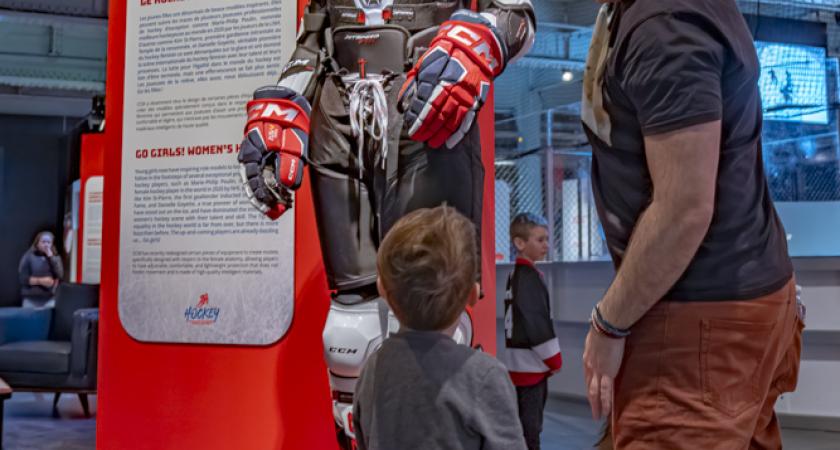 famille à l' exposition hockey plus vite que jamais au centre des sciences de montreal