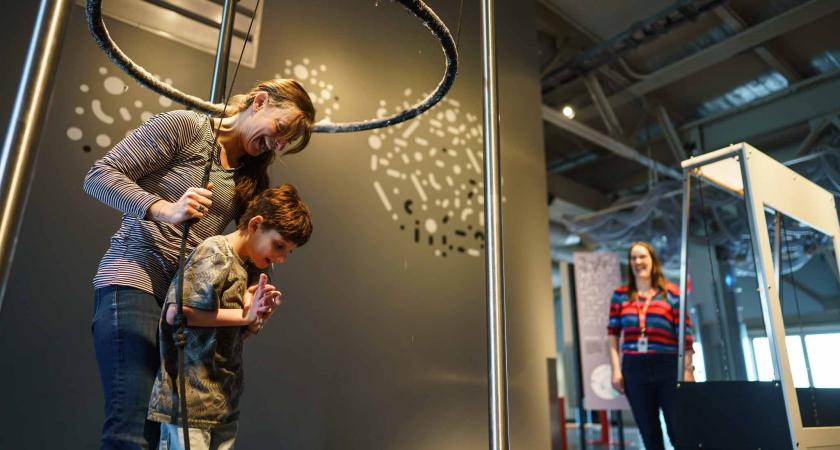 jeune à besoin particulier jouant au centre des sciences de montreal pendant les matinees apaisées.