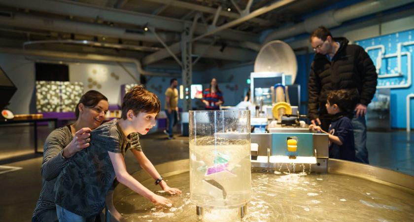 jeune à besoin particulier jouant au centre des sciences de montreal pendant les matinees apaisées.