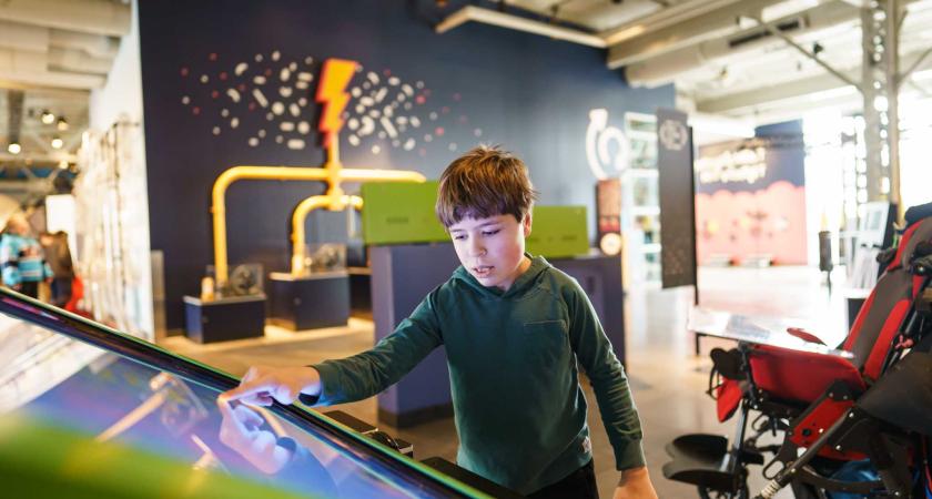 jeune à besoin particulier jouant au centre des sciences de montreal pendant les matinees apaisées.