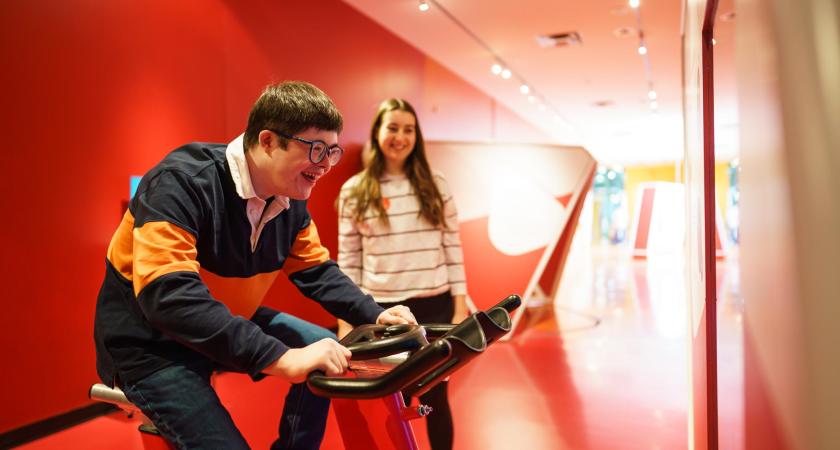 jeune à besoin particulier jouant au centre des sciences de montreal pendant les matinees apaisées.