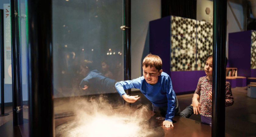 Un enfant regarde la tornade se former à l’exposition EXPLORE du centre des sciences de Montréal 