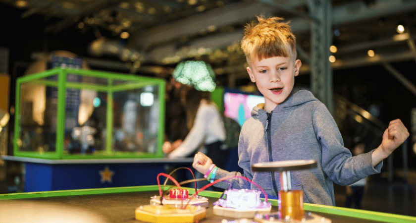 Un enfant joue avec un interactif à l’exposition EXPLORE du centre des sciences de Montréal 