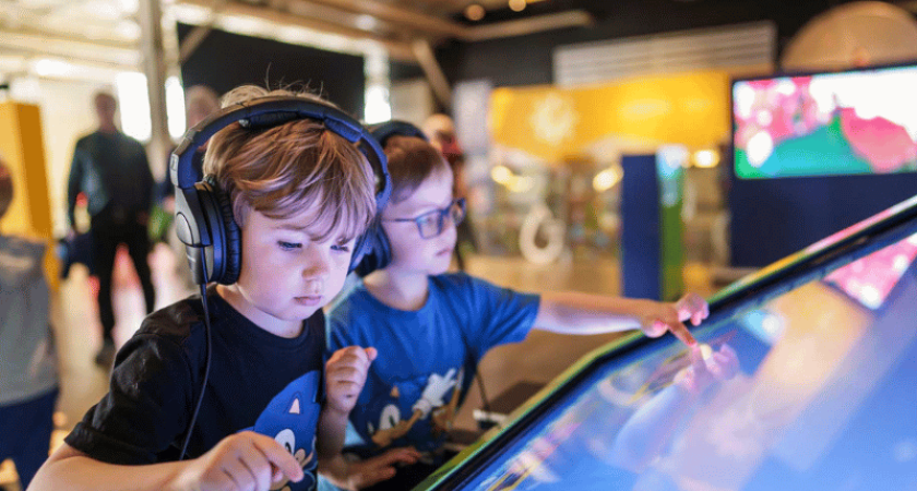 Deux enfants avec un interactif à l’exposition EXPLORE du centre des sciences de Montréal 