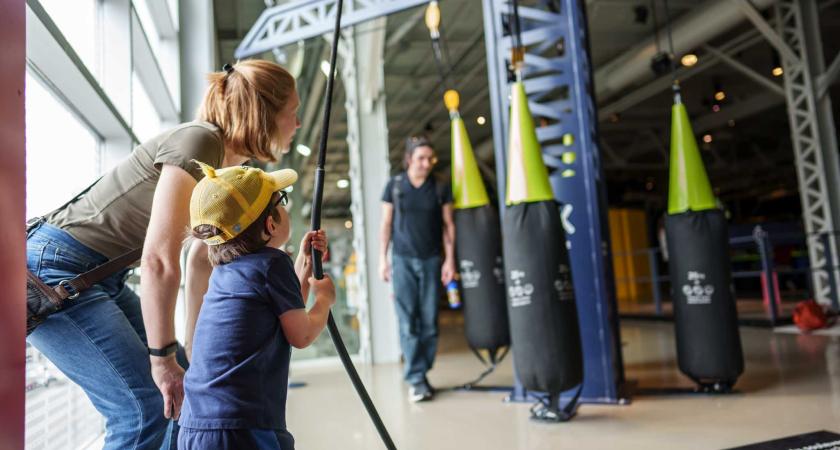 mere aidant son enfant à soulever un poids